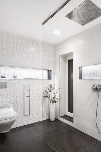 Muster im weißen Badezimmer