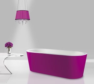Eine freistehende Badewanne in auffälliger Farbe ist der Star des Badezimmers, wenn sie vom Badplaner gekonnt in dem Raum platziert wird. Foto: Mauersberger